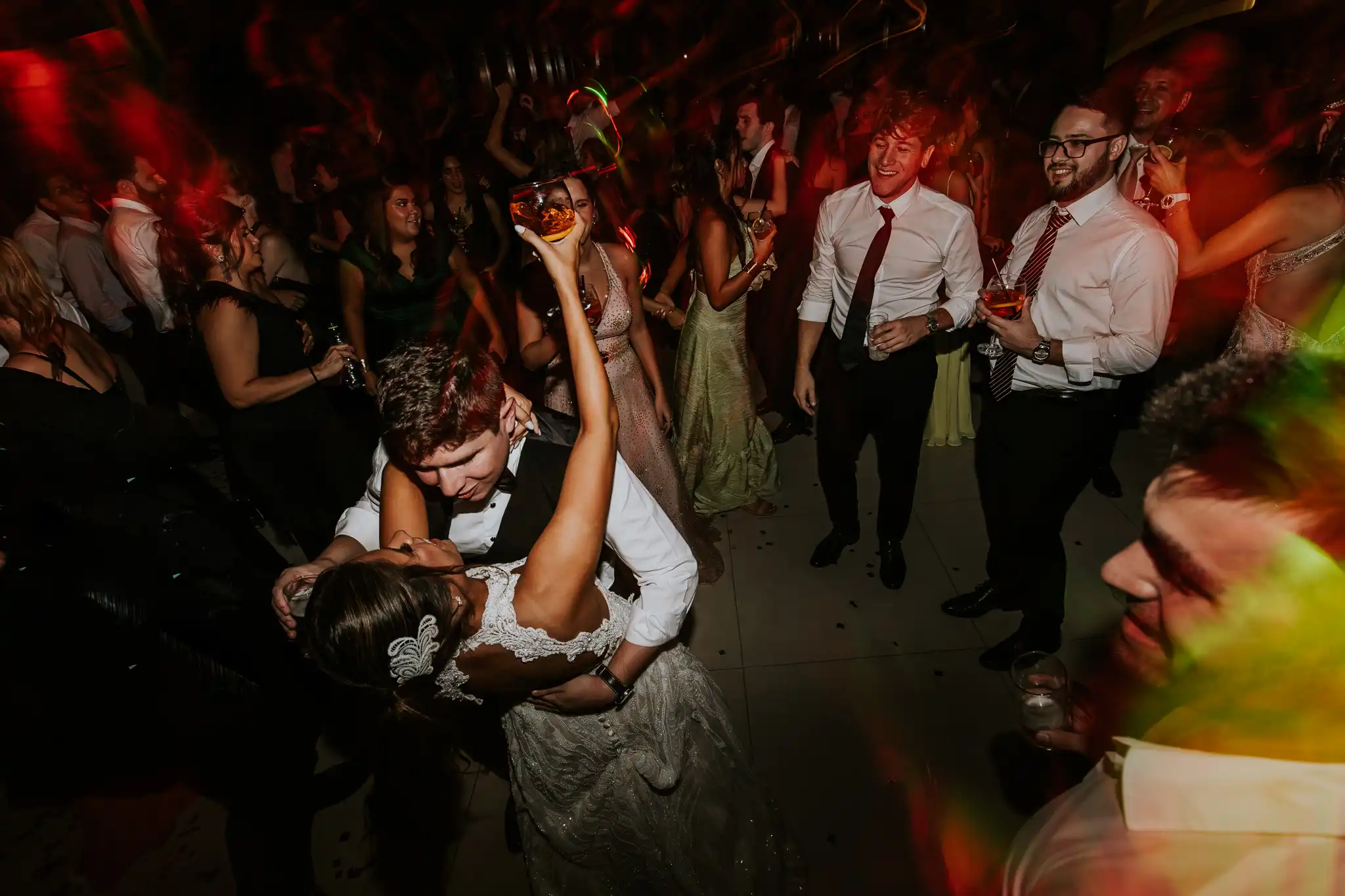 Casamiento de Laura Cáceres y Pedro Casañas 4 El novio y la novia bailando rodeados de familia y amigos.
Casamiento de Laura Cáceres y Pedro Casañas