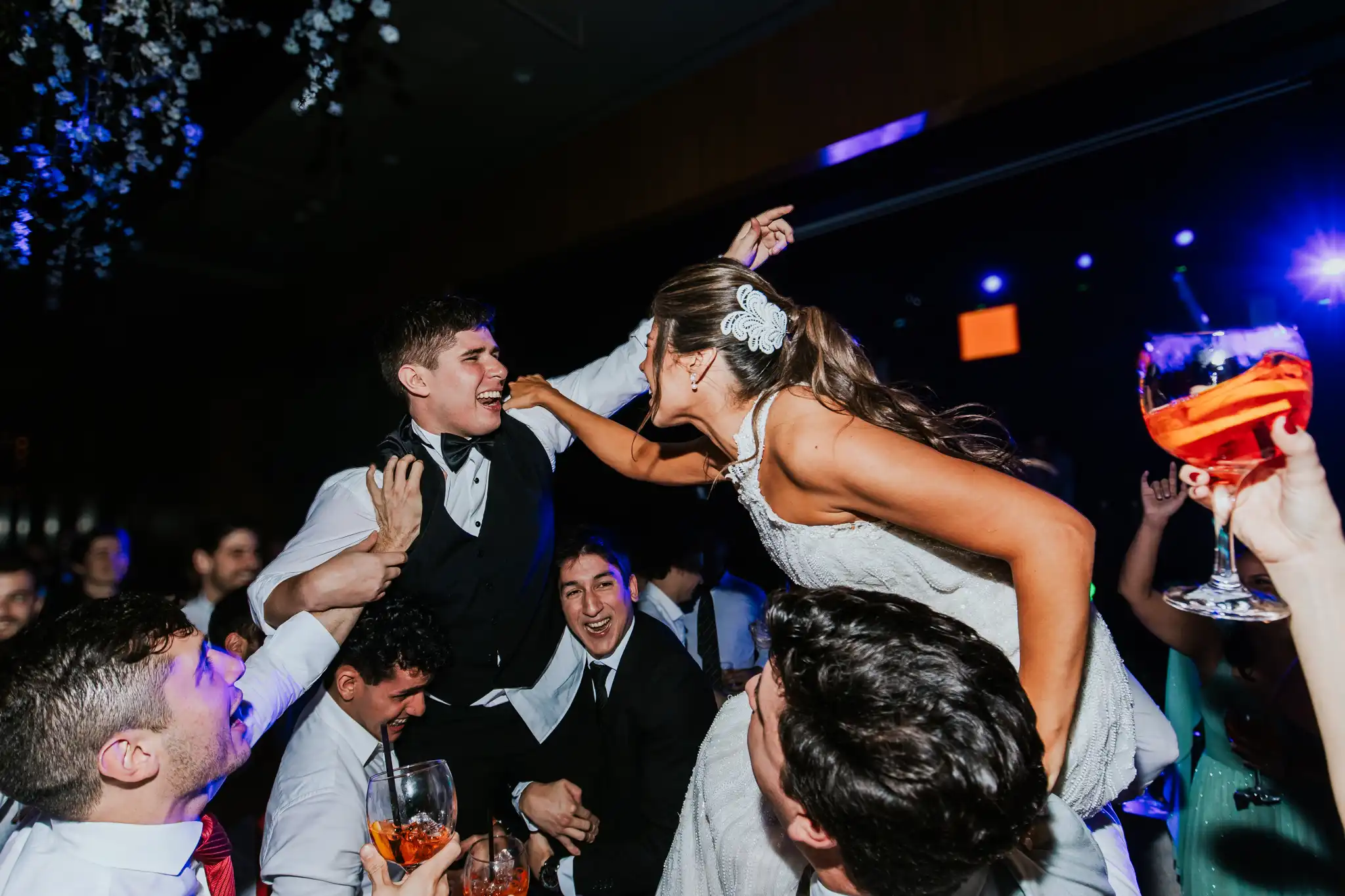 Casamiento de Laura Cáceres y Pedro Casañas 2 El novio y la novia creando memorias, rodeados de familia y amigos.
Casamiento de Laura Cáceres y Pedro Casañas
