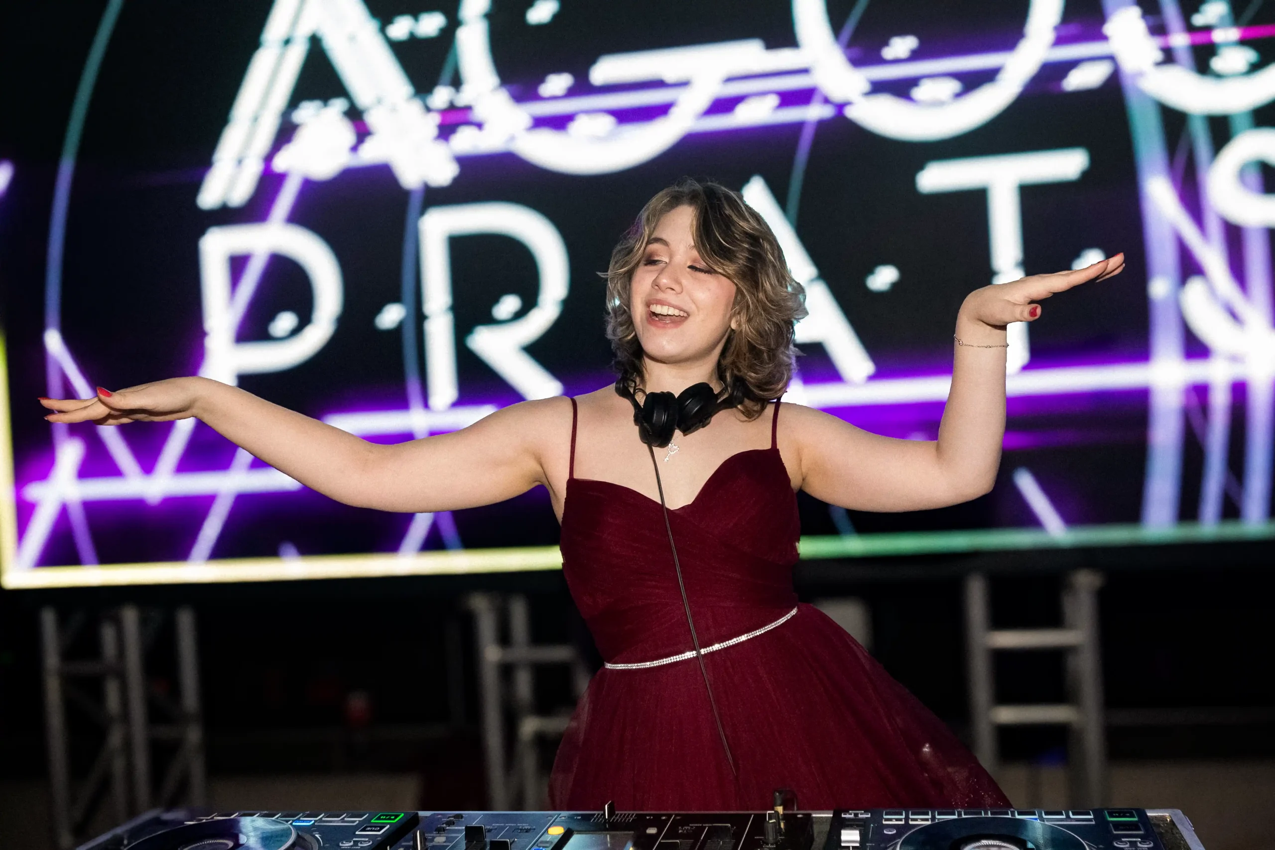 Quinceaños de Wardi Jure 4 Quinceanos de Wardi Jure Agus Prats DJ en consola Miki Prats DJ scaled