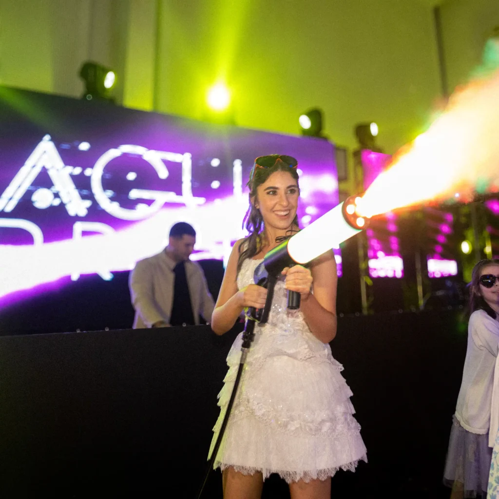 Quinceaños de Wardi Jure 5 La quinceañera Wardi Jure disparando su pistola de CO2 al ritmo de la música.